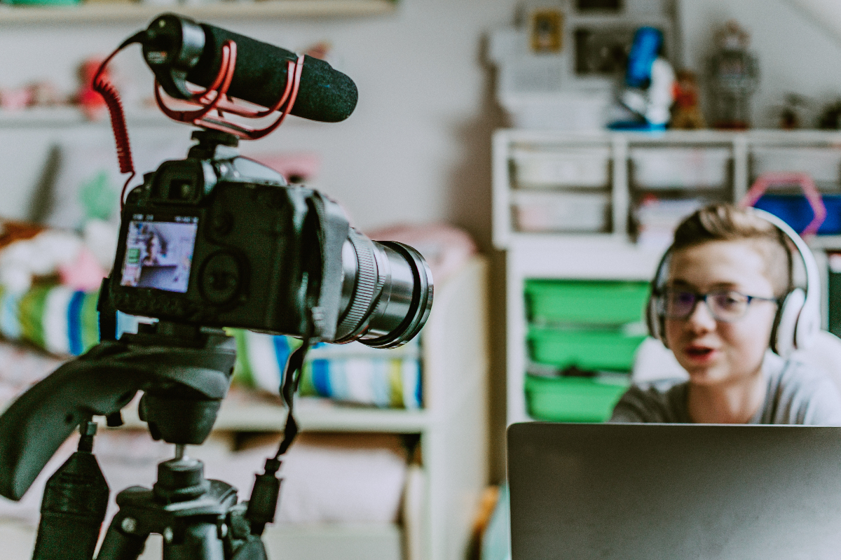 playing-youtube-how-the-nancy-youtuber