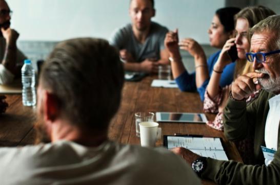 debriefing, que es un debriefing, briefing vs debriefing, debriefing en marketing