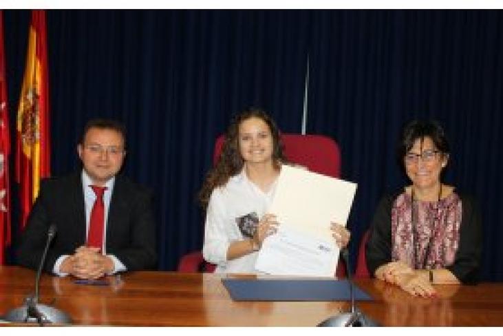 Madrid - Adriana Pedrayes, alumna de ESIC, consigue la beca excelencia otorgada por el Ayuntamiento de Pozuelo