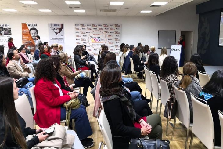 Asistentes y Patricia Cuevas Jornada transformar y dirigir en femenino ESIC Sevilla 