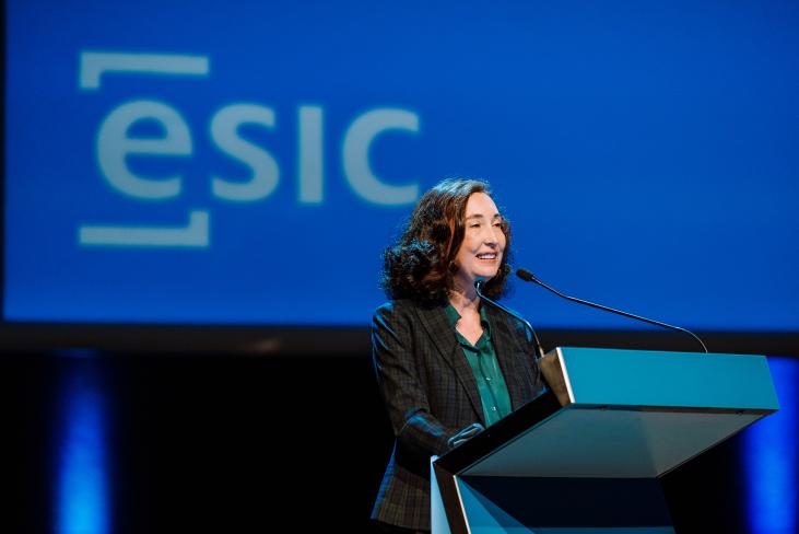 Elsa Punset, madrina de las promociones que se graduaban