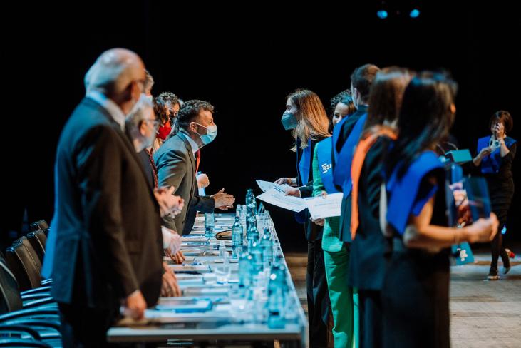 Alumnos recogen sus diplomas