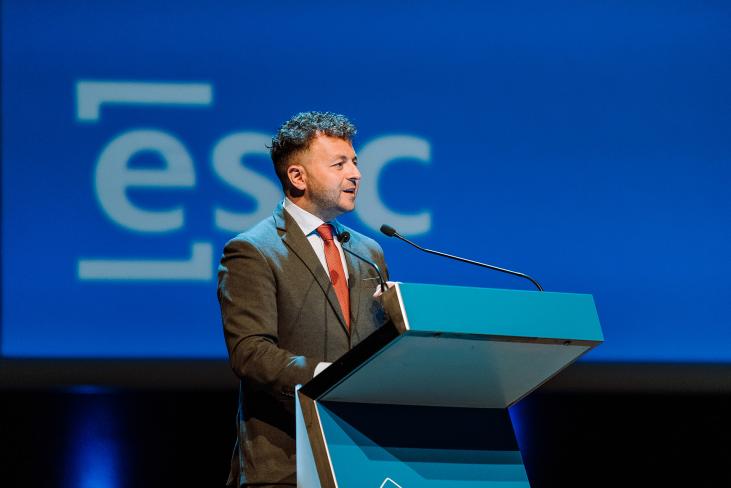 Eduardo Gómez, presidente de ESIC University, se dirige a los estudiantes