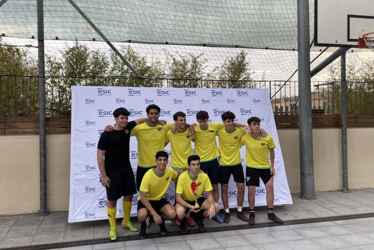 el-espíritu-de-equipo-brilla-en-el-torneo-de-fútbol-de-esic-barcelona