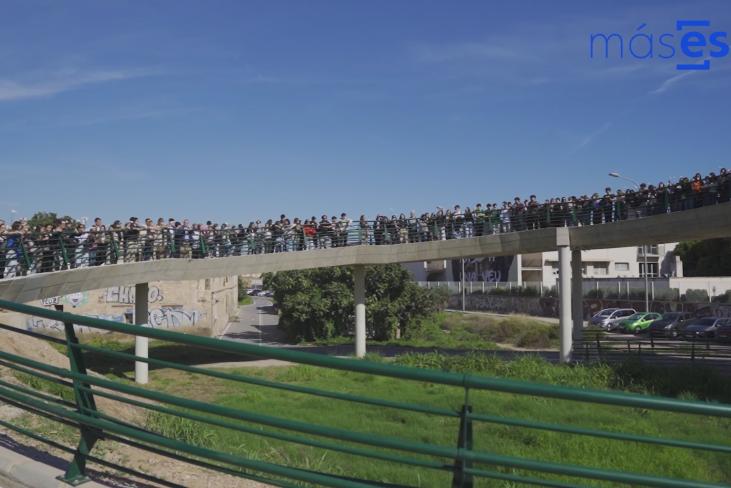 El alumnado de ESIC en una ofrenda florar en el puente del voluntariado