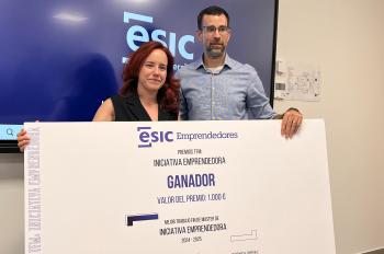 Alumnado EMBA con el cheque de 1000€ del premio 